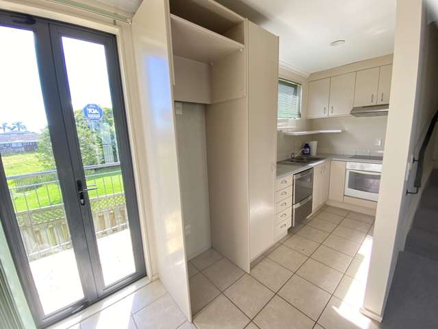 Modern 3-Bedroom End House with Balcony