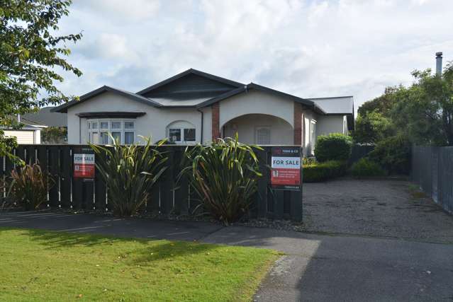 Close to Queens Park and City Centre