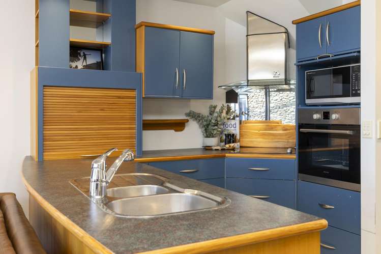 2/227 Lake Terrace Waipahihi_16