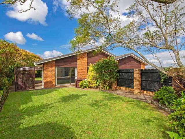 8 Billabong Place Botany Downs_1