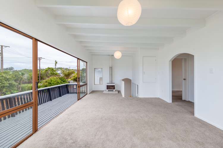 17 Piccadilly Circus Snells Beach_8