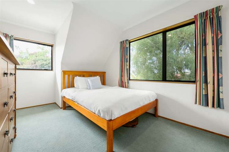 8 Surrey Lane Glenview_13