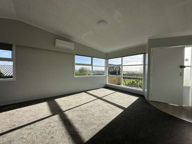 3/84a Royal View Road Te Atatu South_2