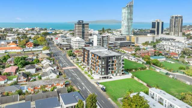 1 Bedroom + Carpark - In the Heart of Takapuna