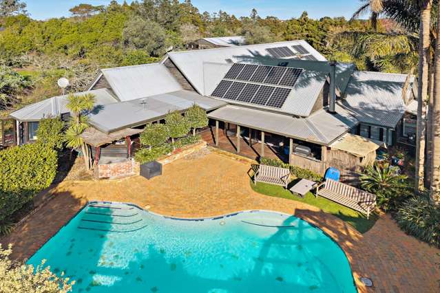 SUPERBLY DESIGNED RESORT-STYLE RESIDENCE