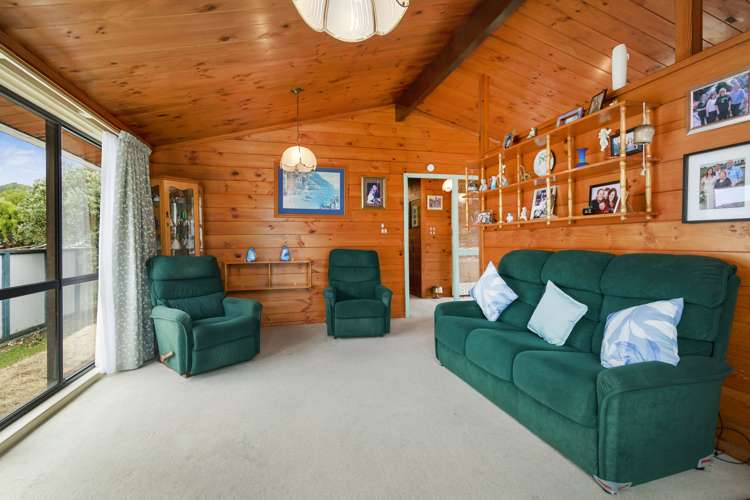 12 Helvetia Grove Naenae_8