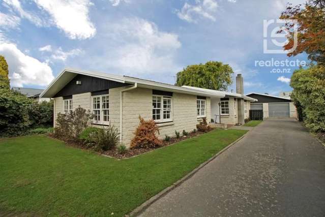 Spacious Family Home with Double Garage!