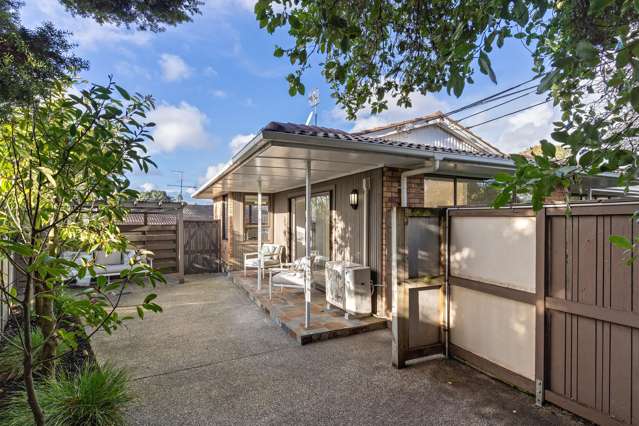 Sunny, Solid & Private - This is a Real Box Ticker