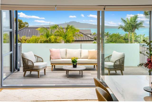 Lofty Coastal Chic with Wide Vistas