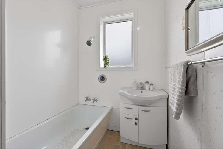 16 Hodgins Grove Naenae_10