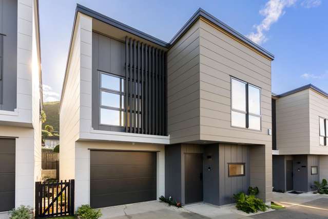 Freestanding Townhouse - plus a Mountain!