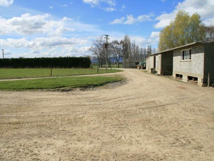 261 Middle Road Gore Surrounds_8