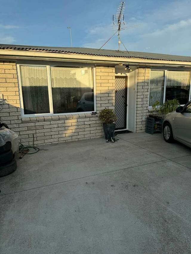 3 Bedroom fully fenced with security gate,archgola
