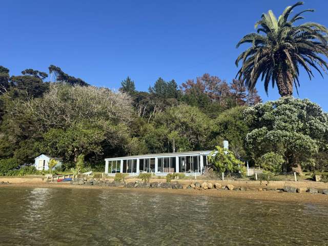 Waterfront - Hokimai Bay, Kawau Island