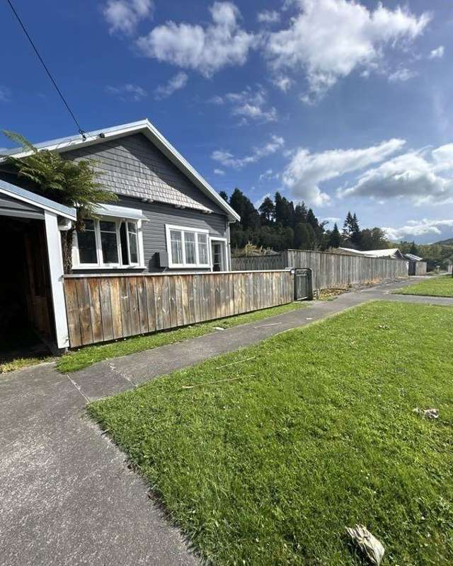TAIHAPE - TWO BEDROOMS + SUNROOM