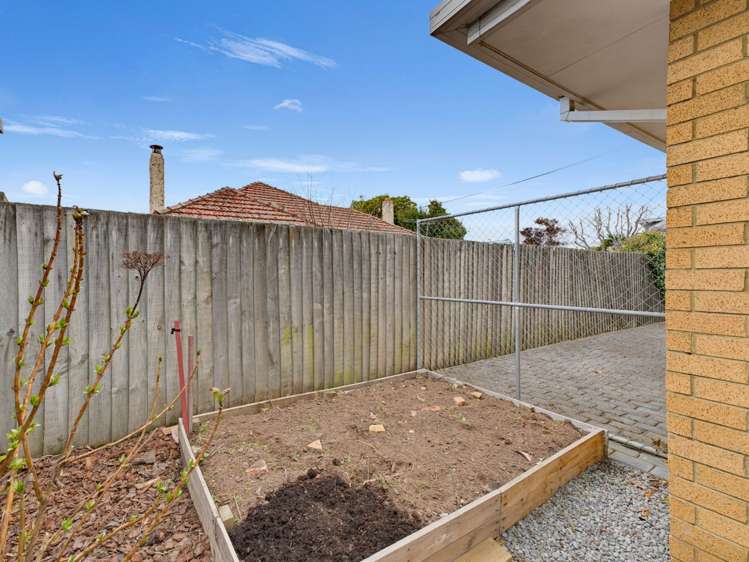 2/2 Bentley Street Russley_23