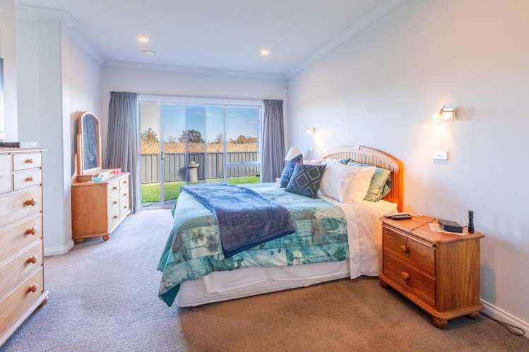 32 Heynes Place Clive_8