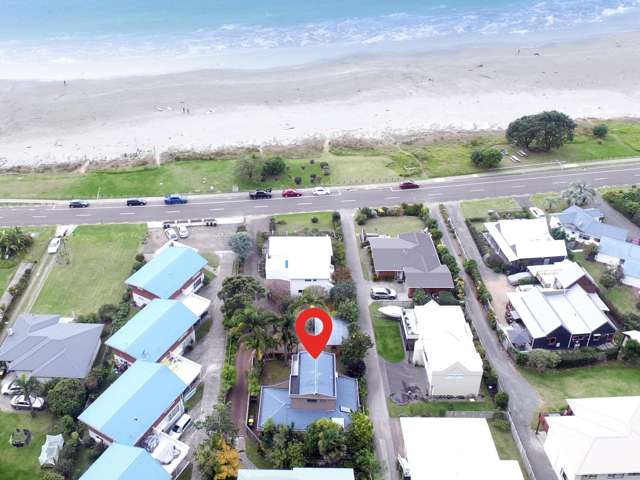 The Beach Beckons – West End Beach Pad!