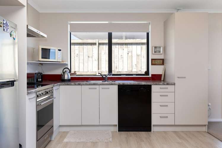 1/202 Lake Terrace Waipahihi_10