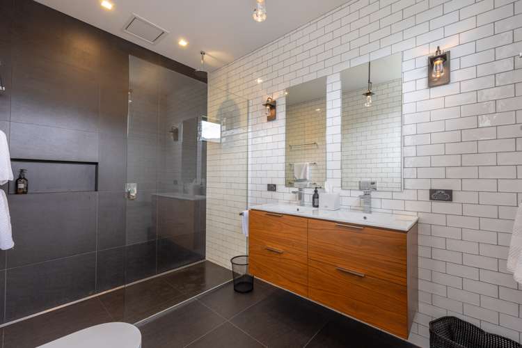 55 Dungarvon Street Wanaka_19