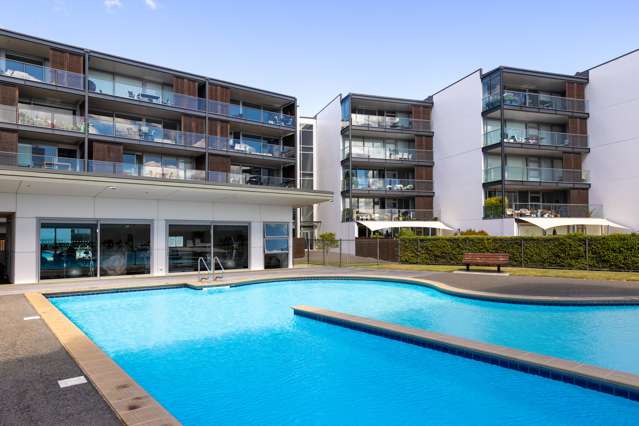 Waterfront luxury and convenience