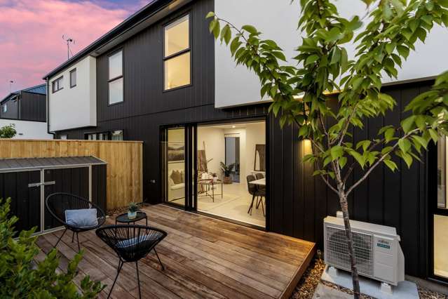 Near New Quality Townhouse with Parking