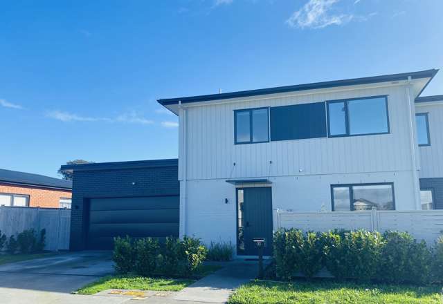 SUPERB STANDALONE IN WAIATA SHORES