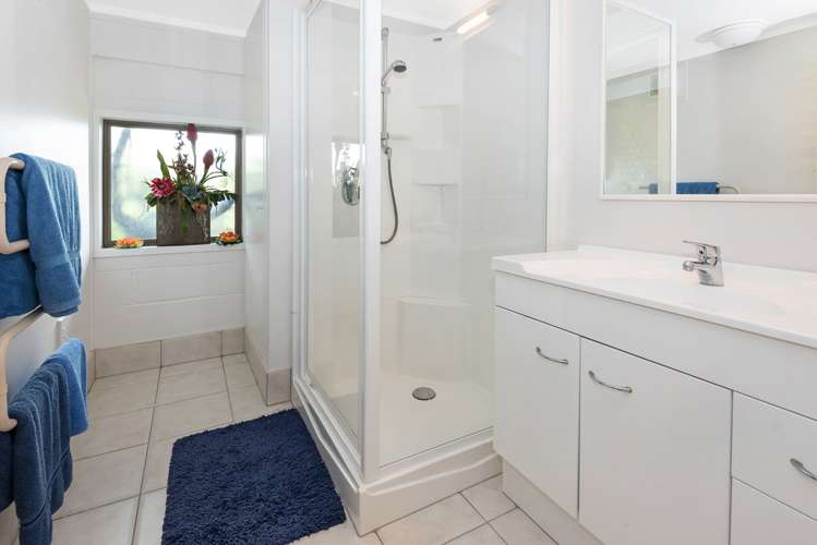 21 Seymour Road Mellons Bay_9