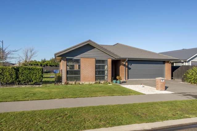 Warm & Welcoming Family Living in Lincoln
