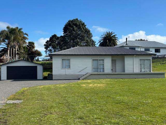 Sunny, Spacious Family Home with Double Garage