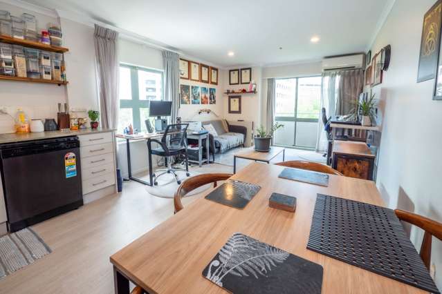 Inner-City Comfort with Parking Bonus