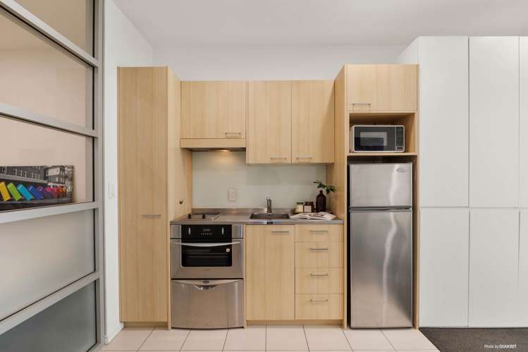 210/85 Beach Road City Centre_7
