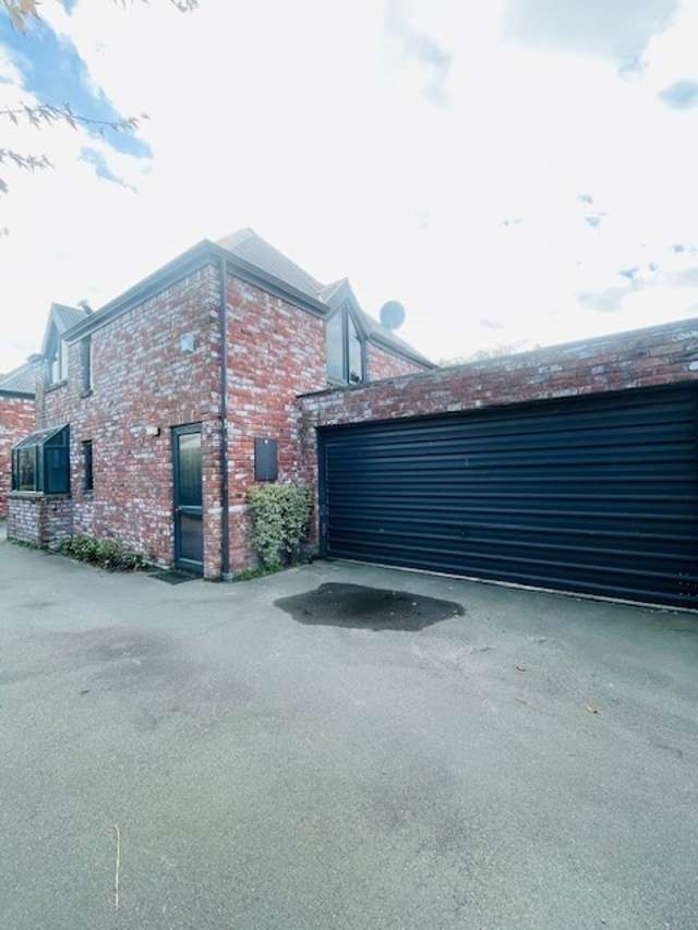 Cozy 3-Bedroom Unit with Spacious Backyard and Natural Light – A Hidden Gem Near the City Centre!