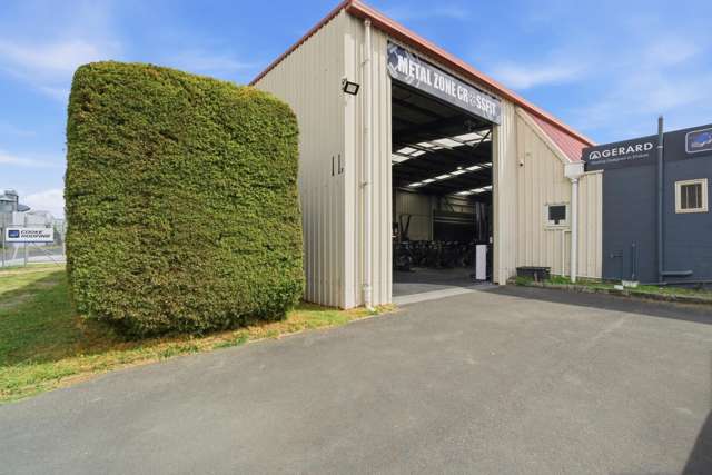 Versatile warehouse and yard/parking area