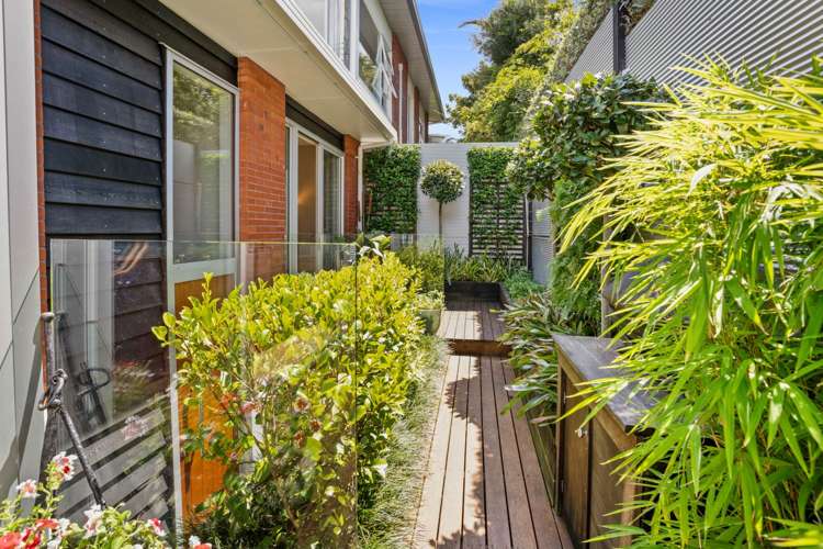 2/4 Beach Road Castor Bay_18