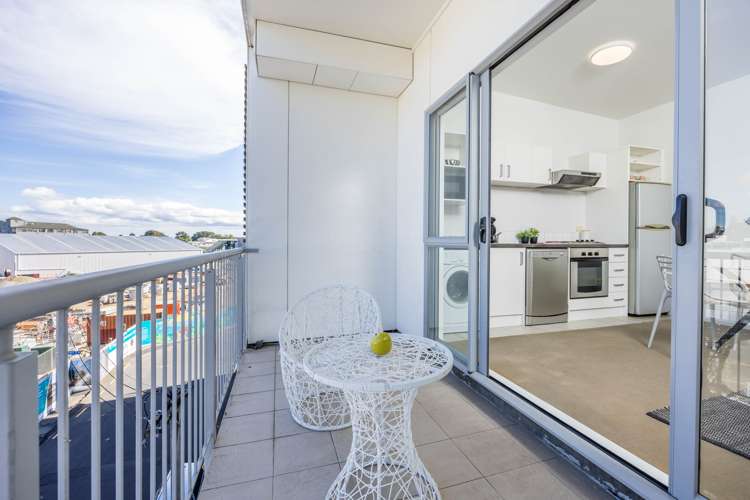 302/10 Flower Street Eden Terrace_10