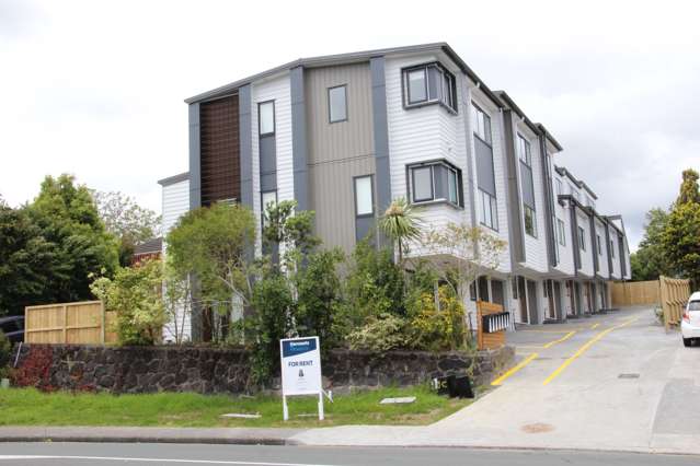 Luxurious Living in Te Atatu South Awaits You!