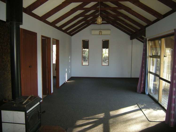 347 Lake Road South Leeston_9