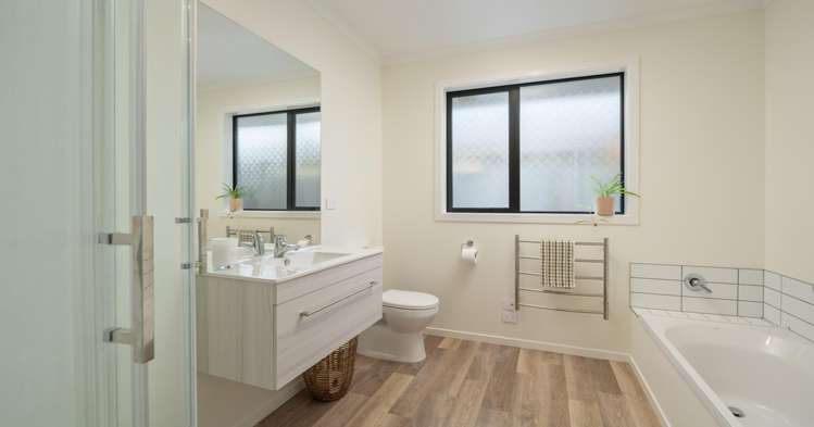 26b Harvard Road Burleigh_17