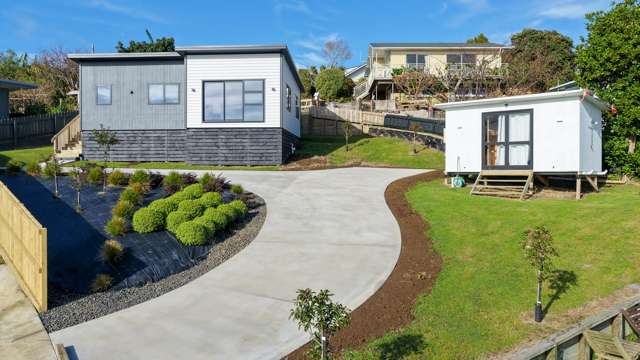 Modern, Prime Location + Seaviews!