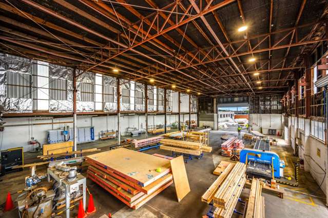 INDUSTRIAL WAREHOUSE WITH 2,328M² YARD