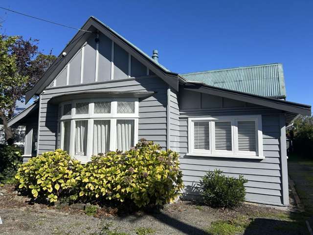 MASTERTON -3 BEDROOMS PLUS 1 BEDROOM APARTMENT