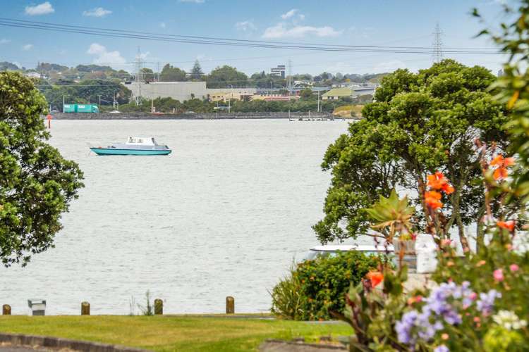 58 Kiwi Esplanade Mangere Bridge_11