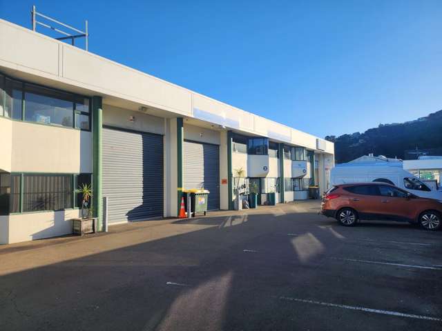 Versatile warehouse with office & showroom