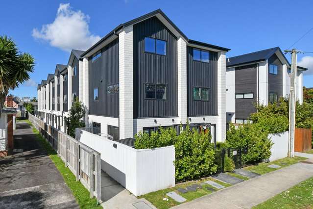 YOUR FIRST HOME ON THE PENINSULA $629,000