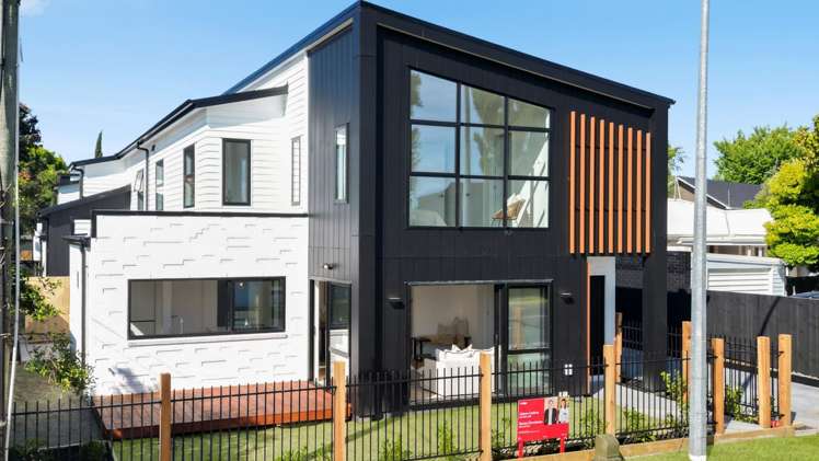 1/11 Comries Road_0