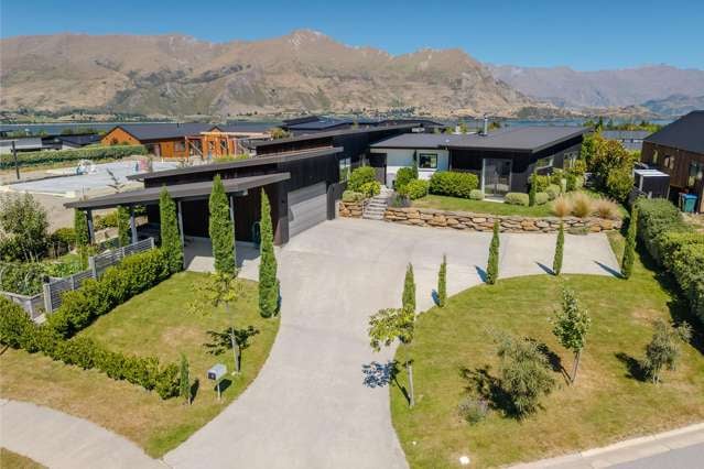 Immaculate Home, Stunning Views in Peninsula Bay