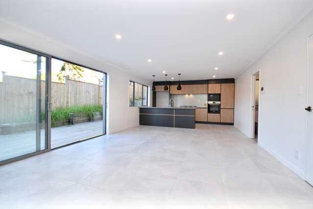 8/11 Celeste Place Totara Vale_2