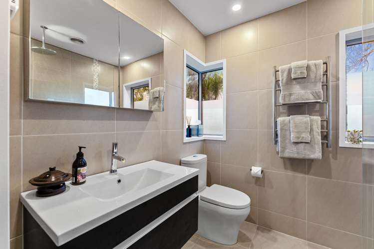 2/962 Beach Road Torbay_13