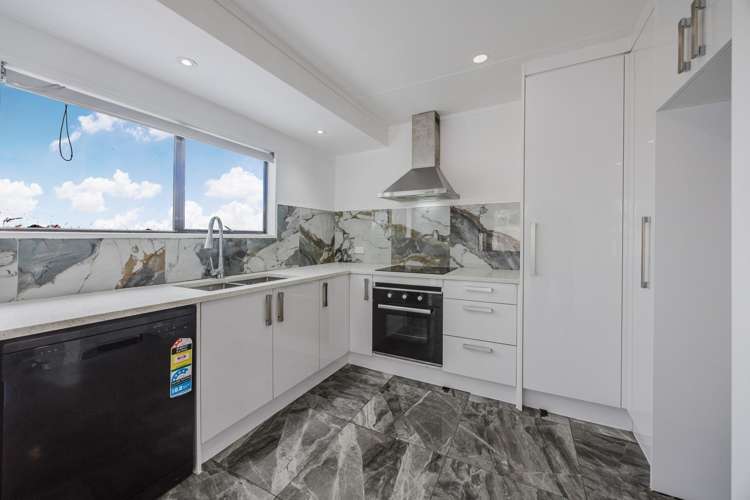1/18 Frobisher Way Clendon Park_10